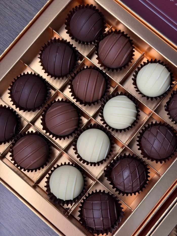 Menu Delicious assorted chocolate truffles arranged in an elegant gift box, perfect for any occasion.